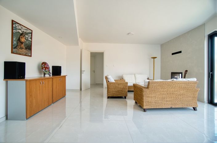 Image No.9-8 Bed Villa for sale