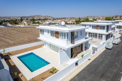 1 - Pylas, Villa