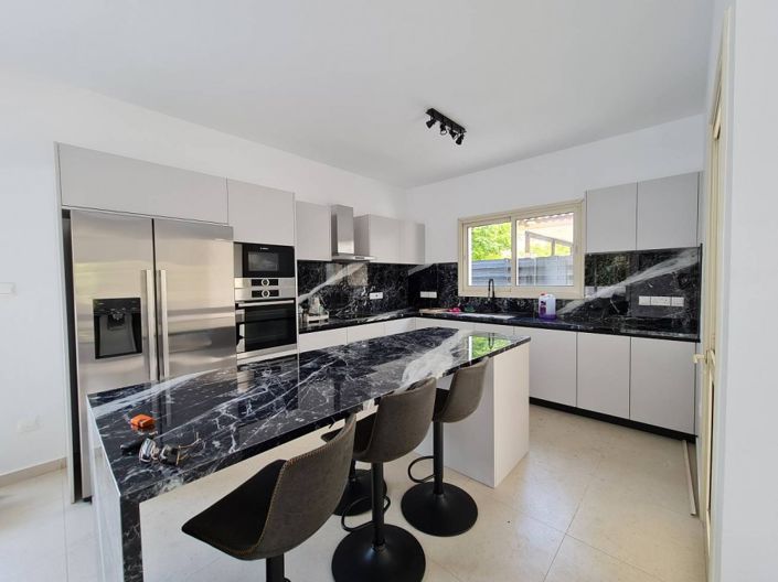 Image No.6-Villa de 4 chambres à vendre à Agios Tychonas