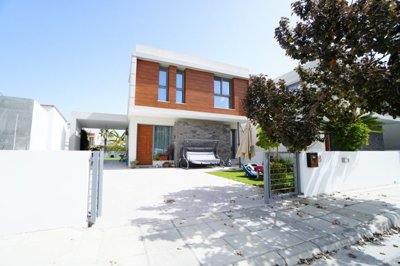 Detached Villa For Sale  in  Livadia