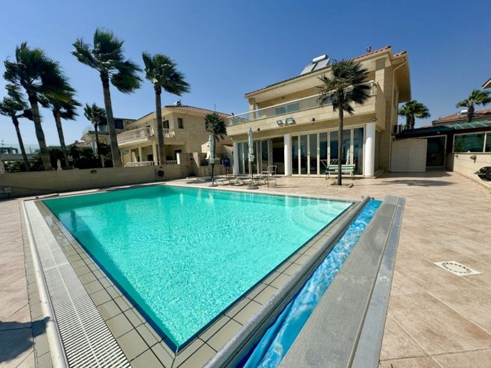 Image No.1-4 Bed Villa for sale