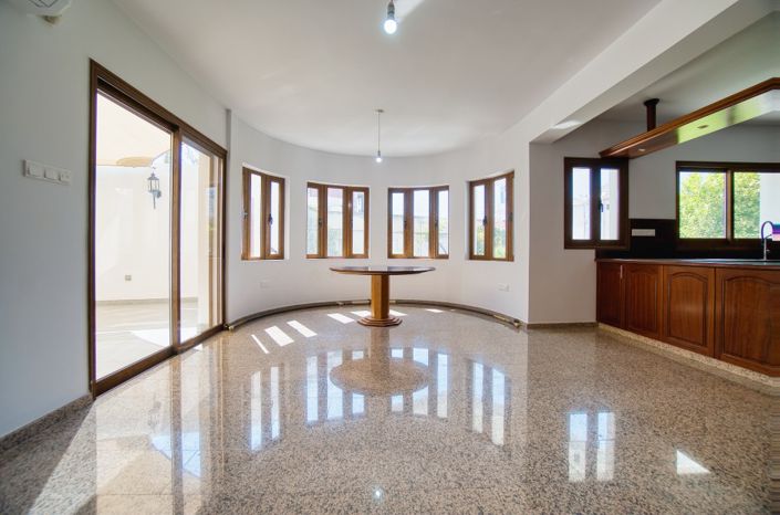 Image No.2-6 Bed Villa for sale