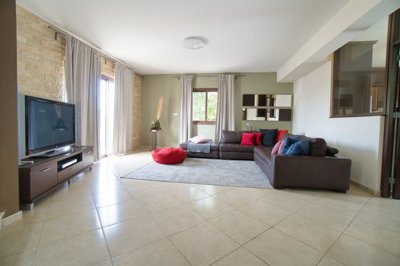 1 - Paramytha, Villa