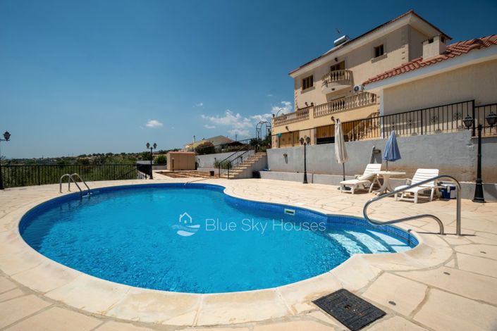 Image No.2-Villa de 6 chambres à vendre à Apesia