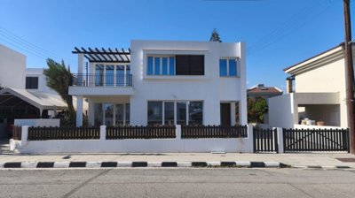 Detached Villa For Sale  in  Parekklisia