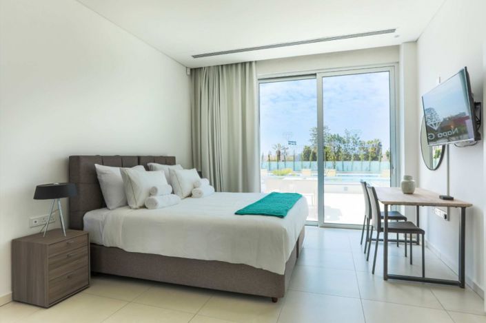 Image No.6-9 Bed Property for sale