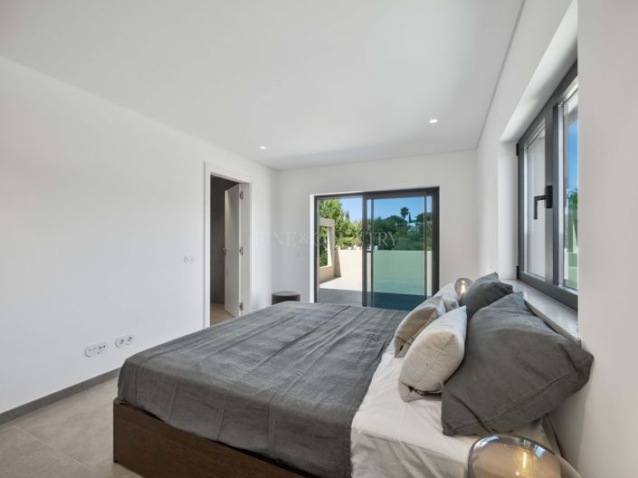 Image No.11-4 Bed Property for sale
