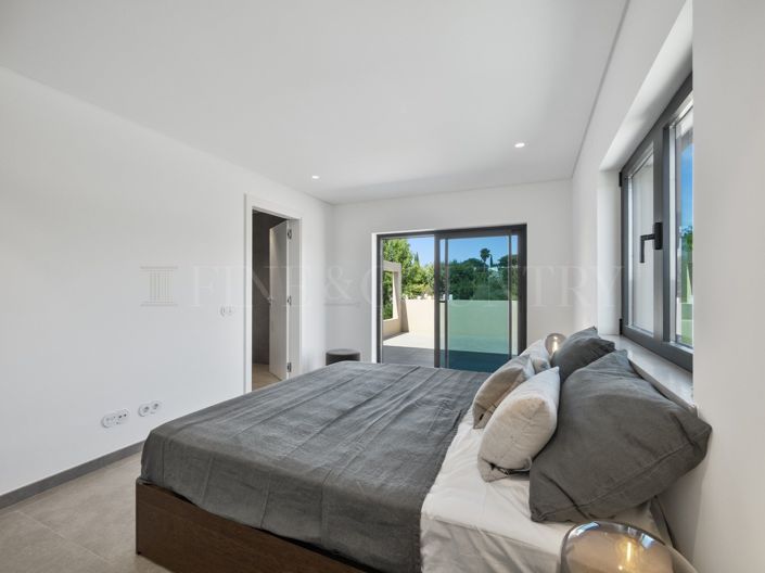 Image No.12-4 Bed Property for sale