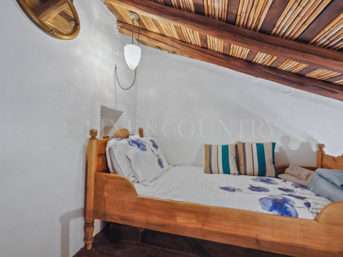 Image No.17-3 Bed Property for sale