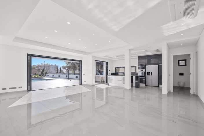 Image No.10-3 Bed Property for sale