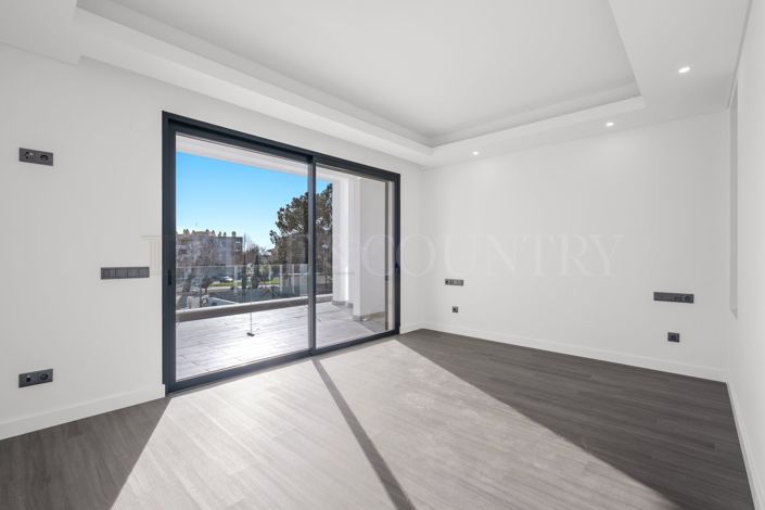 Image No.18-3 Bed Property for sale
