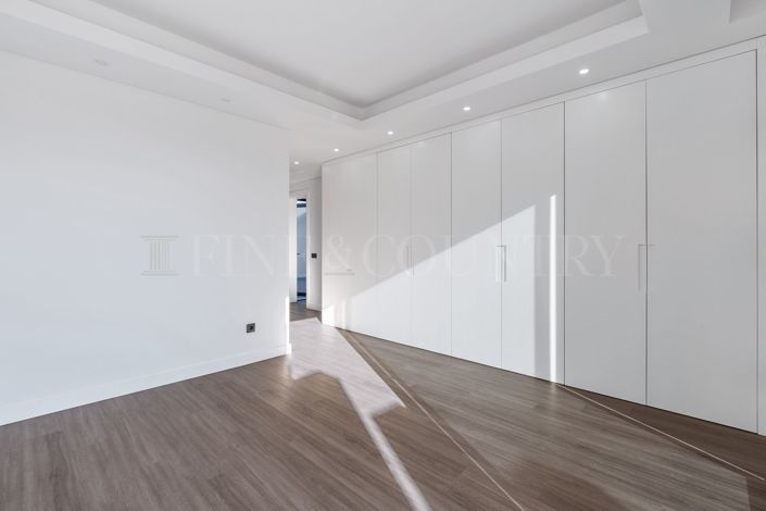 Image No.24-3 Bed Property for sale