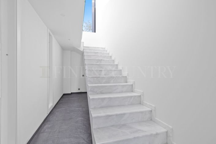 Image No.30-3 Bed Property for sale