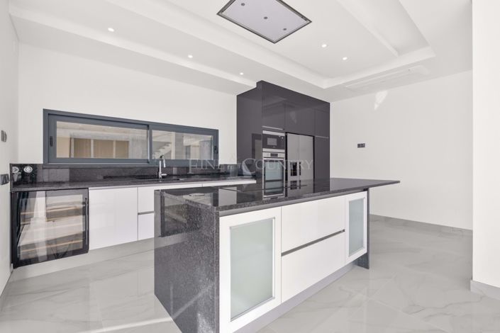 Image No.5-3 Bed Property for sale