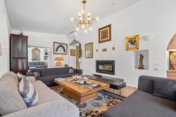 Image No.12-6 Bed Property for sale