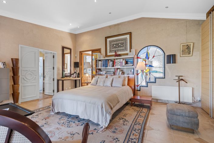 Image No.18-6 Bed Property for sale