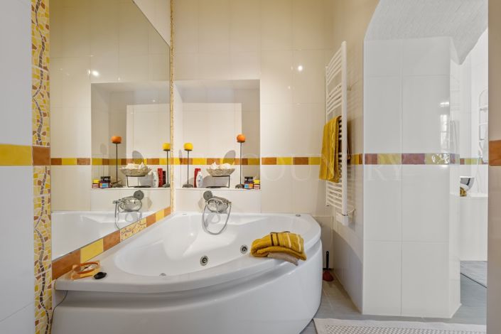 Image No.20-6 Bed Property for sale