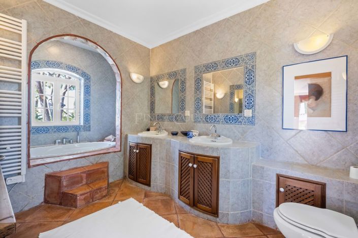 Image No.32-6 Bed Property for sale