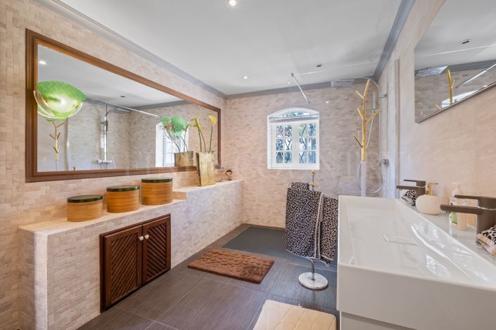 Image No.37-6 Bed Property for sale