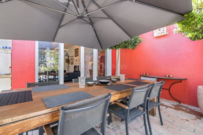 Image No.52-6 Bed Property for sale