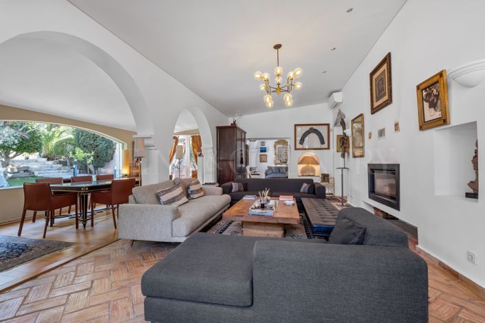Image No.10-6 Bed Property for sale