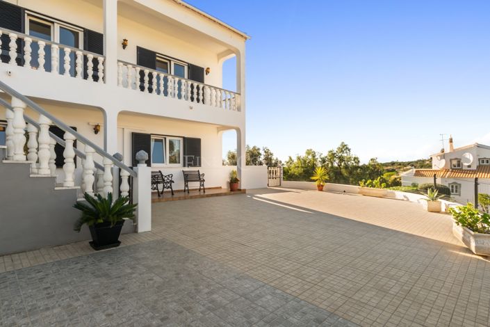 Image No.1-5 Bed Property for sale