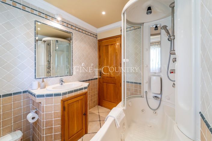 Image No.13-4 Bed Property for sale