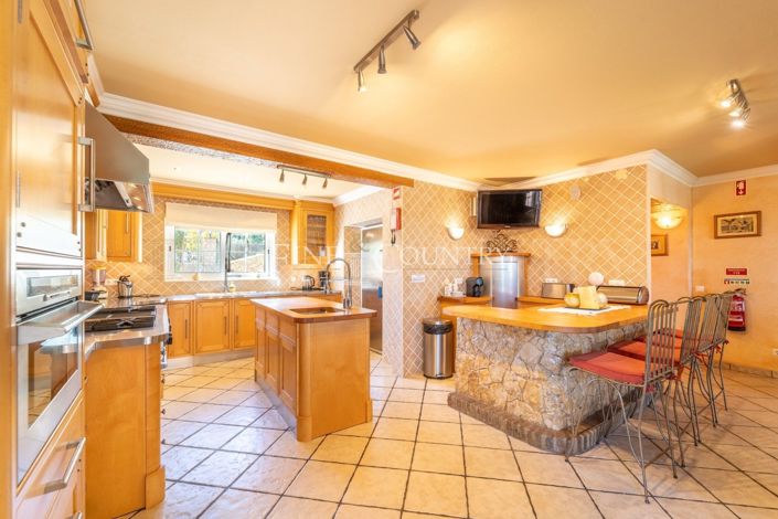 Image No.9-4 Bed Property for sale