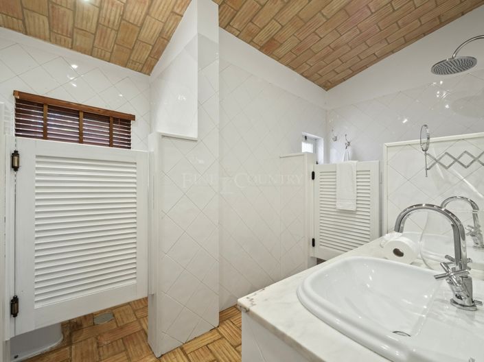 Image No.28-4 Bed Property for sale