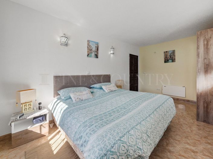 Image No.17-5 Bed Property for sale