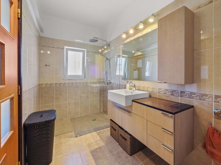 Image No.20-5 Bed Property for sale
