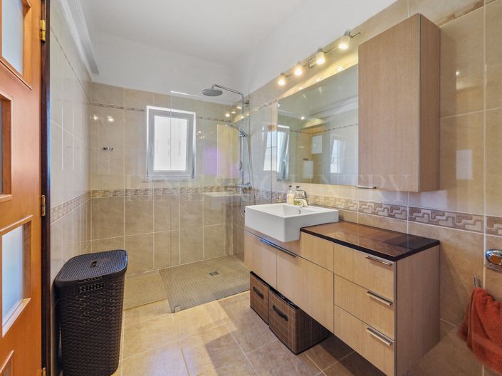 Image No.21-5 Bed Property for sale