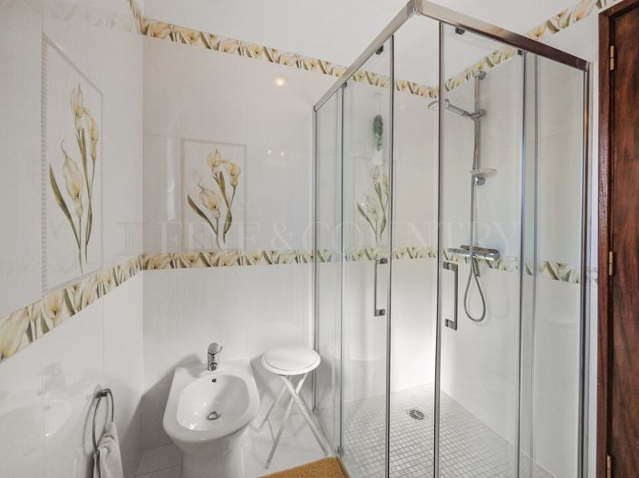 Image No.27-5 Bed Property for sale