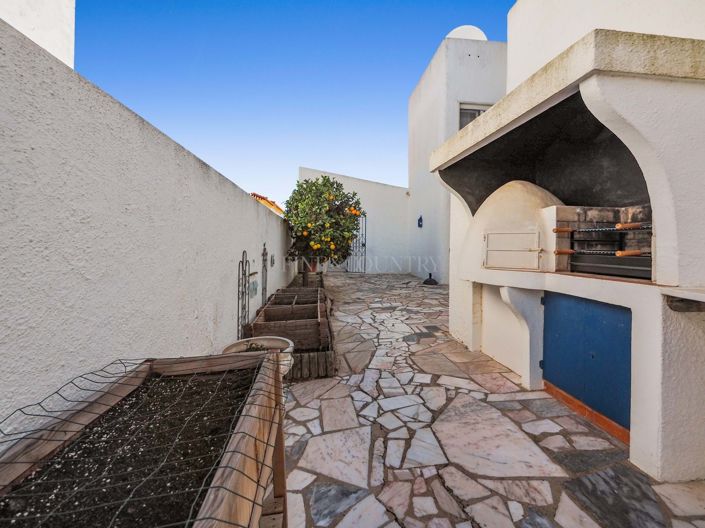 Image No.40-5 Bed Property for sale