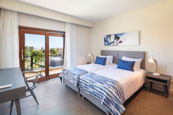 Image No.10-2 Bed Property for sale