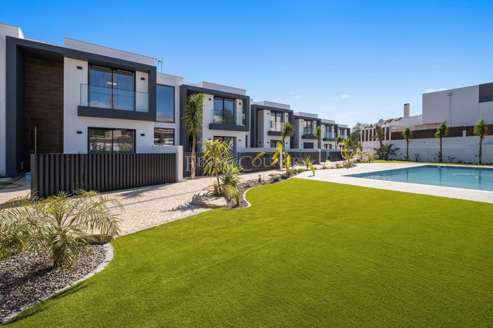 Image No.40-4 Bed Semi-Detached for sale