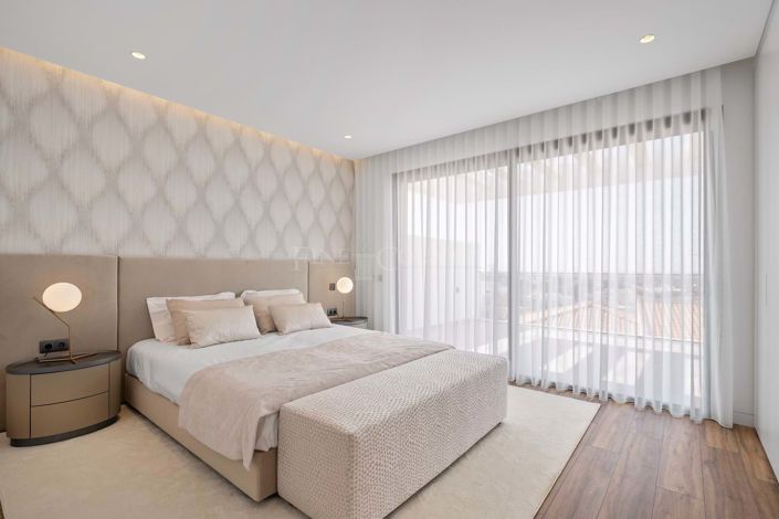 Image No.16-4 Bed Semi-Detached for sale