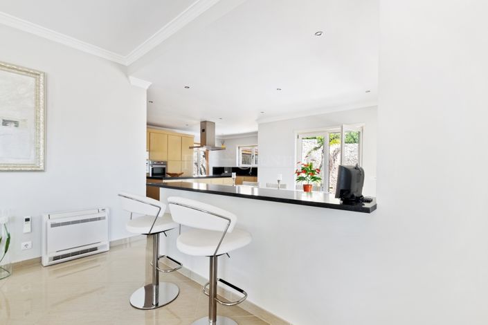 Image No.4-4 Bed Property for sale