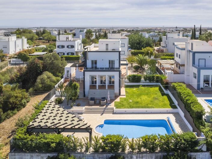 Image No.1-4 Bed Villa for sale