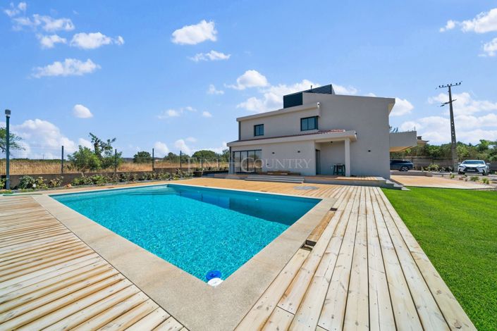 Image No.1-6 Bed Property for sale