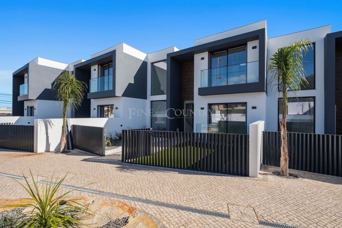 Image No.1-4 Bed Semi-Detached for sale
