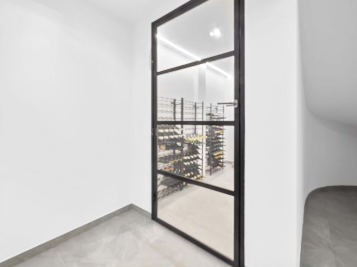 Image No.69-7 Bed Property for sale