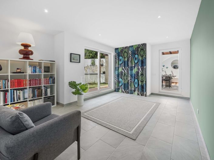 Image No.75-7 Bed Property for sale