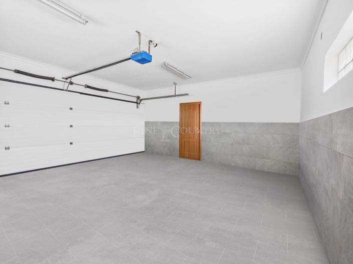 Image No.88-7 Bed Property for sale