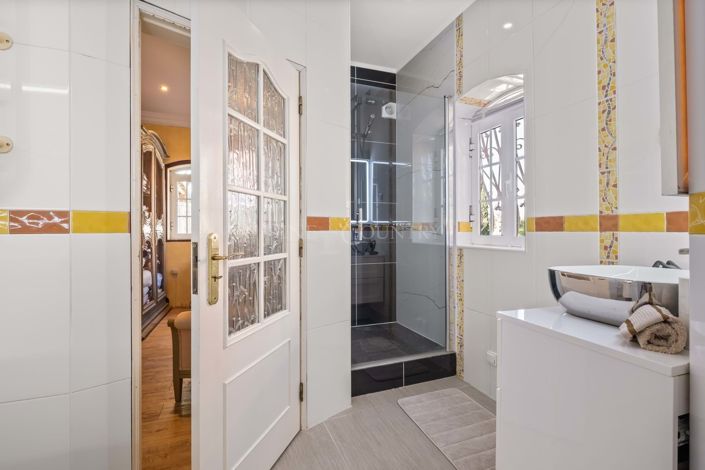 Image No.20-6 Bed Property for sale