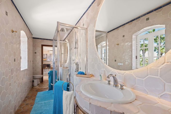 Image No.24-6 Bed Property for sale