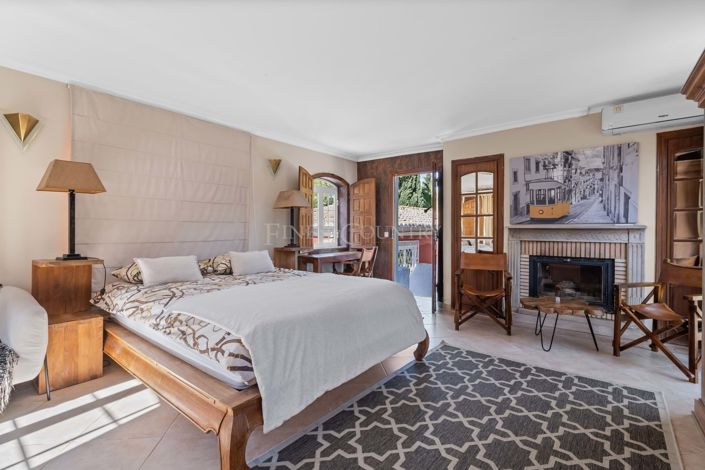 Image No.28-6 Bed Property for sale