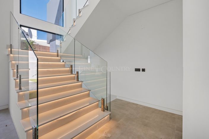 Image No.18-4 Bed Semi-Detached for sale