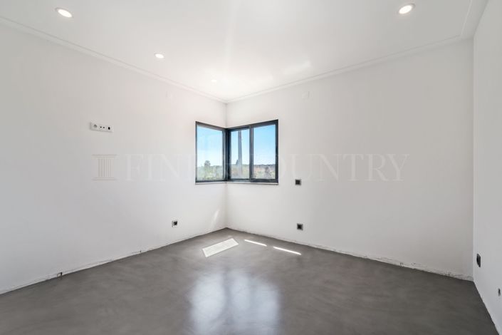 Image No.22-6 Bed Property for sale