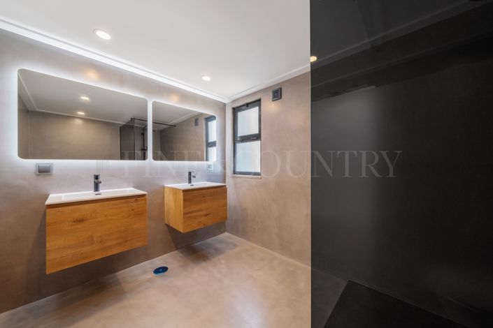 Image No.26-6 Bed Property for sale